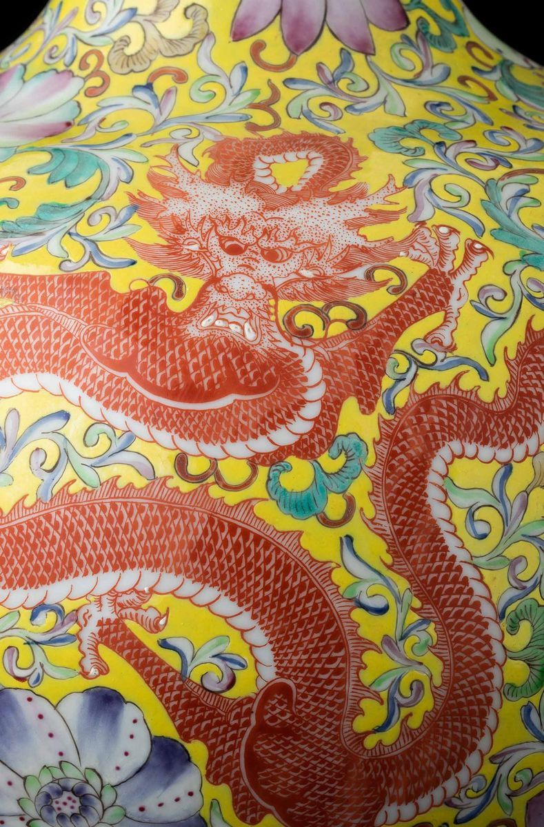 Vaso Tianqiuping in Porcellana con Decori Floreali e Figure di Draghi su Fondo Giallo, Cina, XX S...