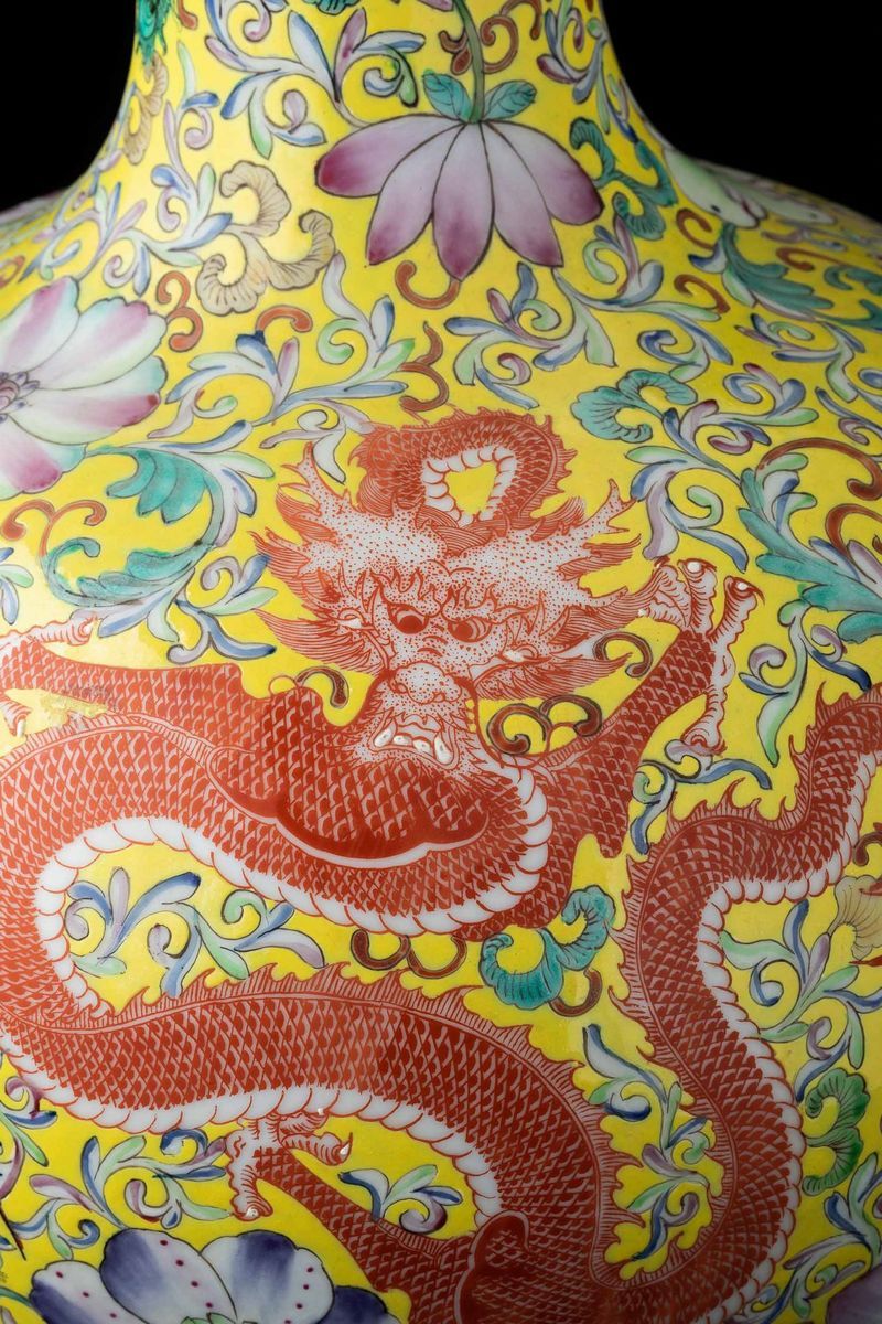 Vaso Tianqiuping in Porcellana con Decori Floreali e Figure di Draghi su Fondo Giallo, Cina, XX S...