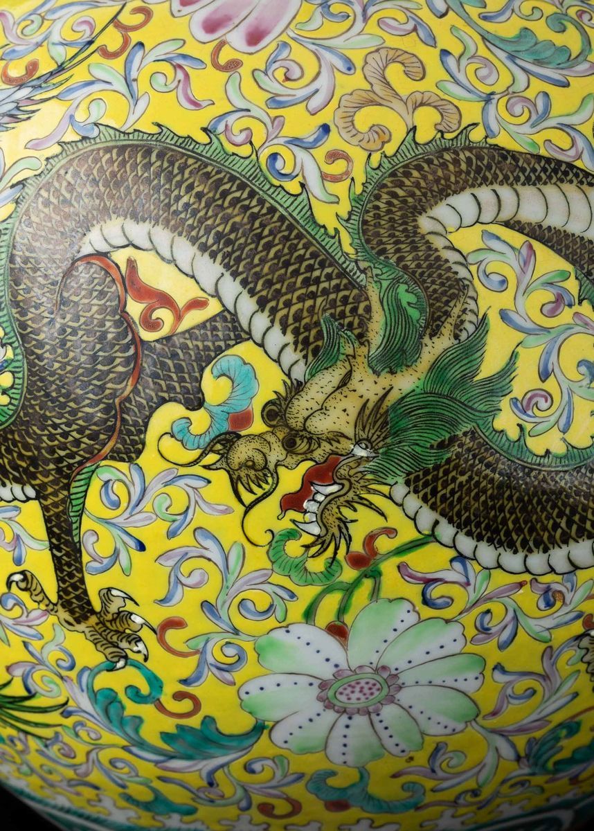 Vaso Tianqiuping in Porcellana con Decori Floreali e Figure di Draghi su Fondo Giallo, Cina, XX S...