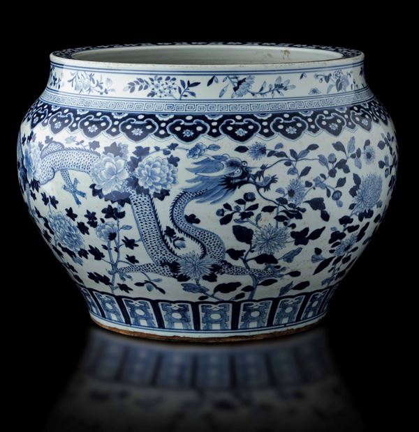 Cachepot in porcellana bianca e blu con figure di draghi e peonie in fiore, Cina, Dinastia Qing, epoca Qianlong (1736-1796)