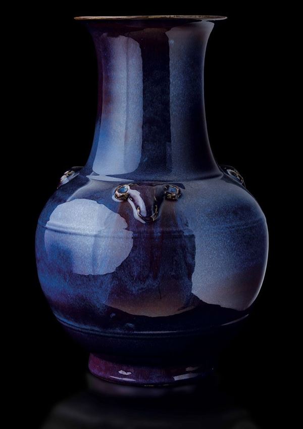 Grande e raro vaso in porcellana flambè sui toni del viola e dell'azzurro con mascheroni, Cina, Dinastia Qing, marca e del periodo Qianlong (1736-1796)