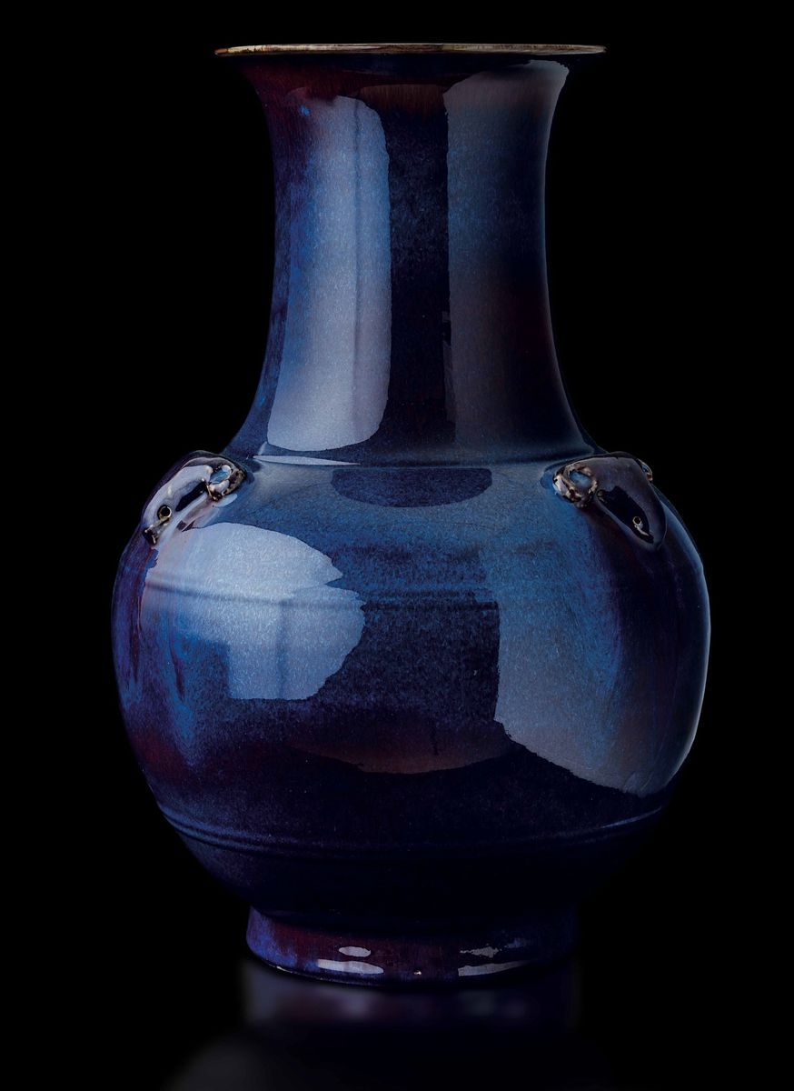 Grande e Raro Vaso in Porcellana Flambè sui Toni del Viola e Dell'azzurro con Mascheroni, Cina, D...