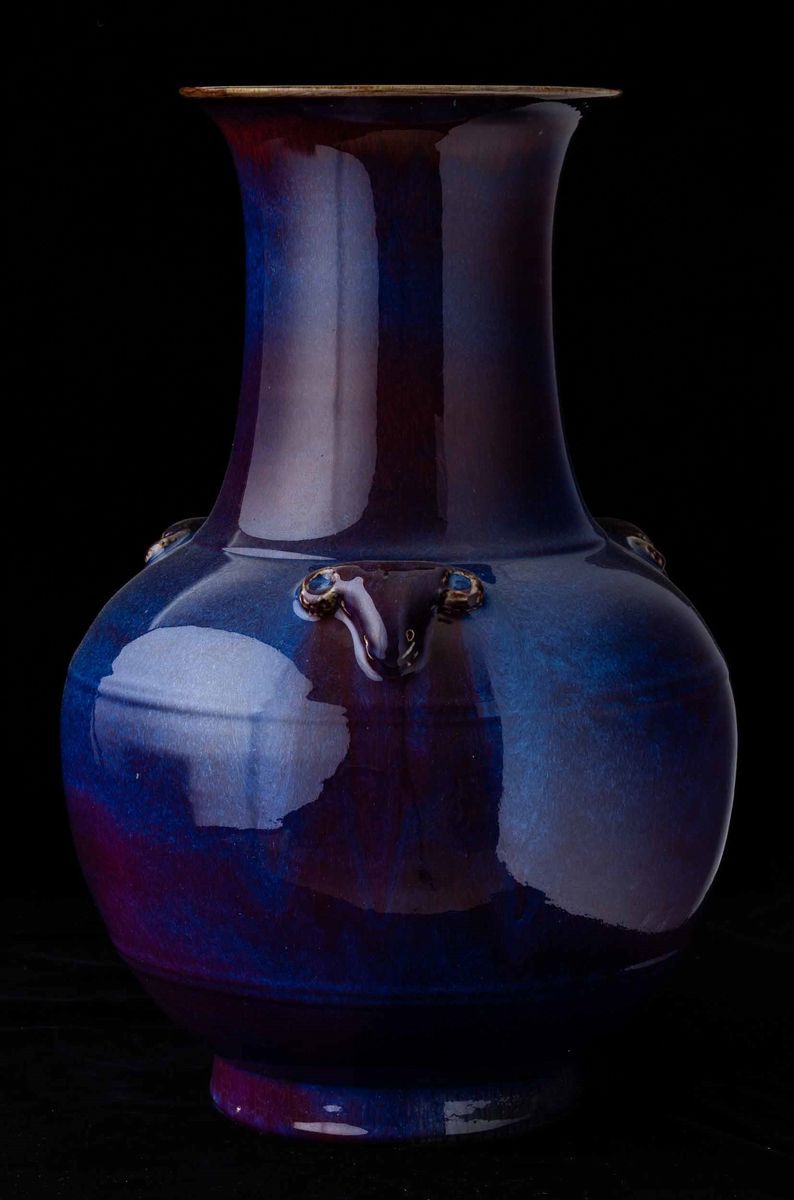Grande e Raro Vaso in Porcellana Flambè sui Toni del Viola e Dell'azzurro con Mascheroni, Cina, D...