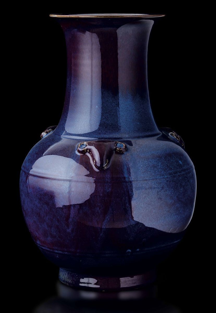 Grande e Raro Vaso in Porcellana Flambè sui Toni del Viola e Dell'azzurro con Mascheroni, Cina, D...