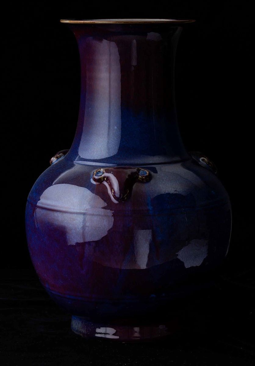 Grande e Raro Vaso in Porcellana Flambè sui Toni del Viola e Dell'azzurro con Mascheroni, Cina, D...