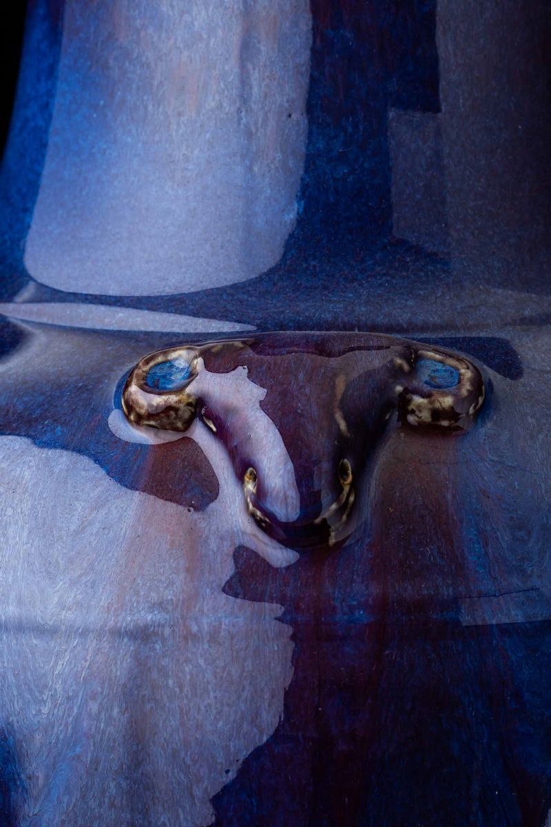 Grande e Raro Vaso in Porcellana Flambè sui Toni del Viola e Dell'azzurro con Mascheroni, Cina, D...