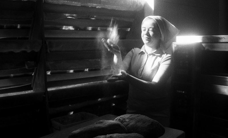 Anna Golubovskaja : Il pane delle donne 29° giorno dell’invasione  - fotografia - Auction Here Odessa. - Cambi Casa d'Aste