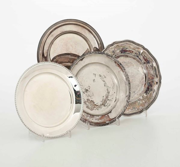 Lotto di quattro piatti in argento. Varie manifatture italiane del XX secolo