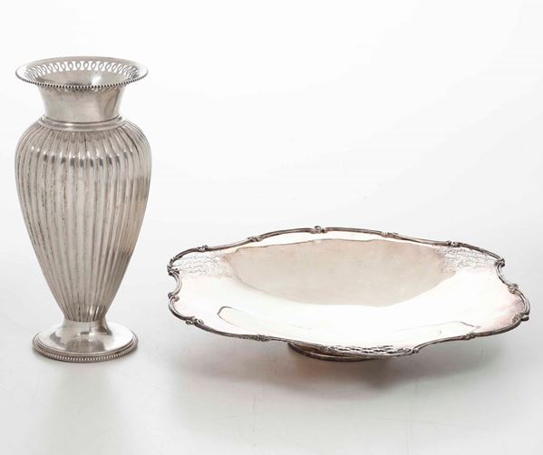 Lotto di un centrotavola e un vaso in argento. Argenteria italiana del XX secolo, argentieri differenti