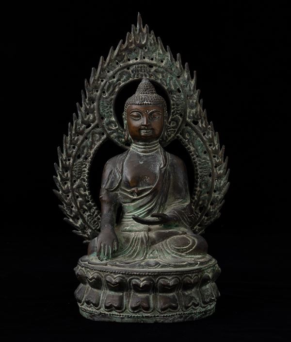 Figura in bronzo di Buddha Sakyamuni seduto su doppio fiore di lotto entro aura, Tibet, XX secolo