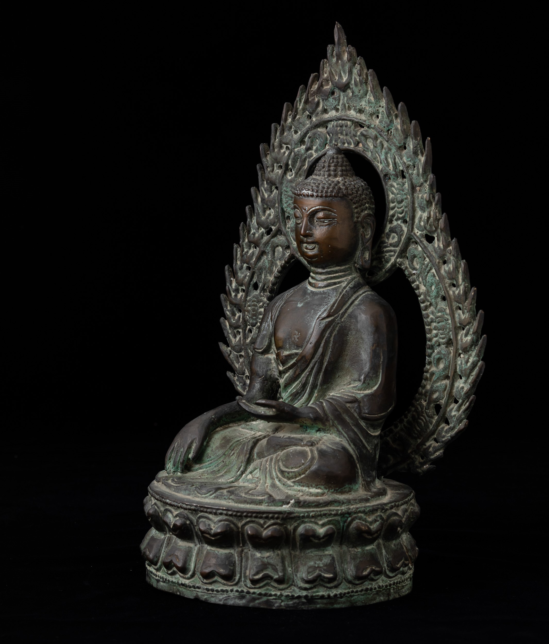 Figura in Bronzo di Buddha Sakyamuni Seduto su Doppio Fiore di Lotto Entro Aura, Tibet, XX Secolo