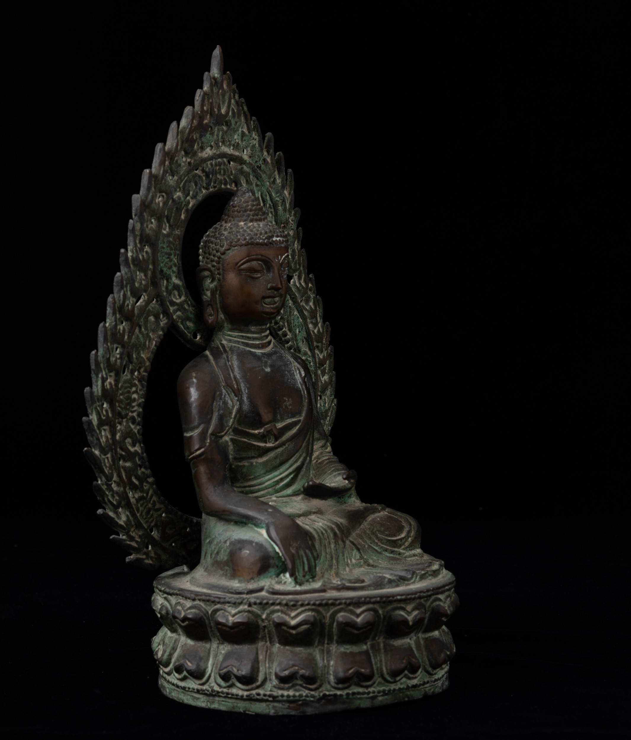 Figura in Bronzo di Buddha Sakyamuni Seduto su Doppio Fiore di Lotto Entro Aura, Tibet, XX Secolo