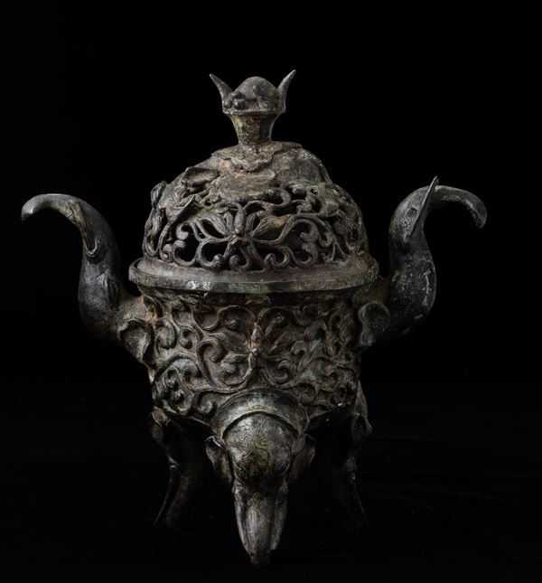 Incensiere tripode in bronzo con coperchio decorato a traforo, Cina, Dinastia Ming, XVII secolo