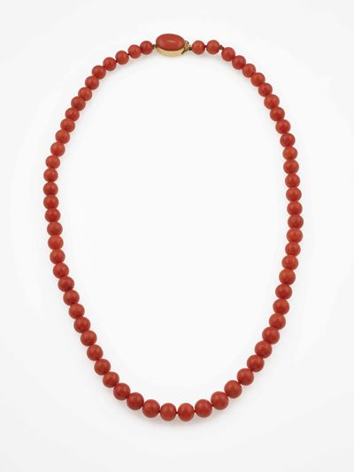 Collana di corallo, fermezza in oro giallo 750/1000