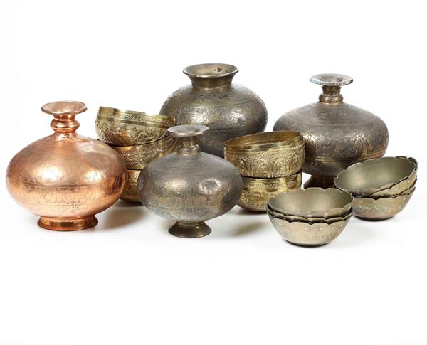 Lotto composto da vasi e ciotole in rame e metallo sbalzati e  cesellati, Siria, XIX secolo