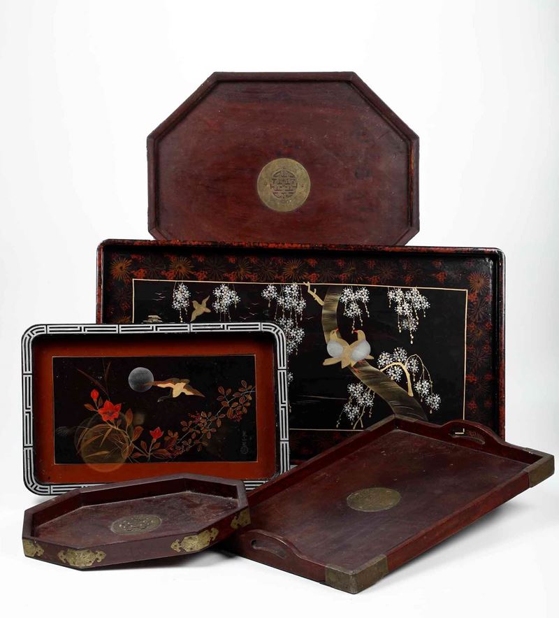 Lotto composto da cinque vassoi in legno laccato, Cina, XX secolo  - Asta Asian Art - Cambi Casa d'Aste