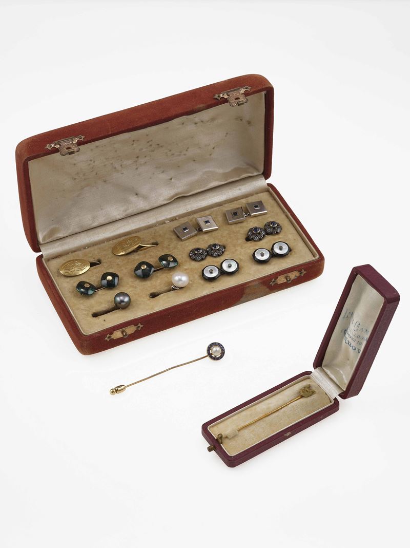 Piccola collezione composta da sei paia di bottoni da polso e due spille da cravatta  - Asta Gioielli - Cambi Casa d'Aste