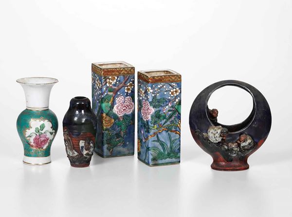 Lotto composto da cinque oggetti in porcellana, Cina, XX secolo