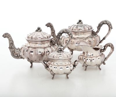 Servizio da Tè e Caffè in Argento Fuso, Sbalzato e Cesellato. Argenteria Milanese del XX Secolo. ...