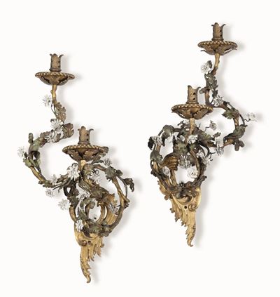 Coppia di Grandi Appliques a Due Luci in Bronzo Dorato. Francia o Austria, 1740 Circa