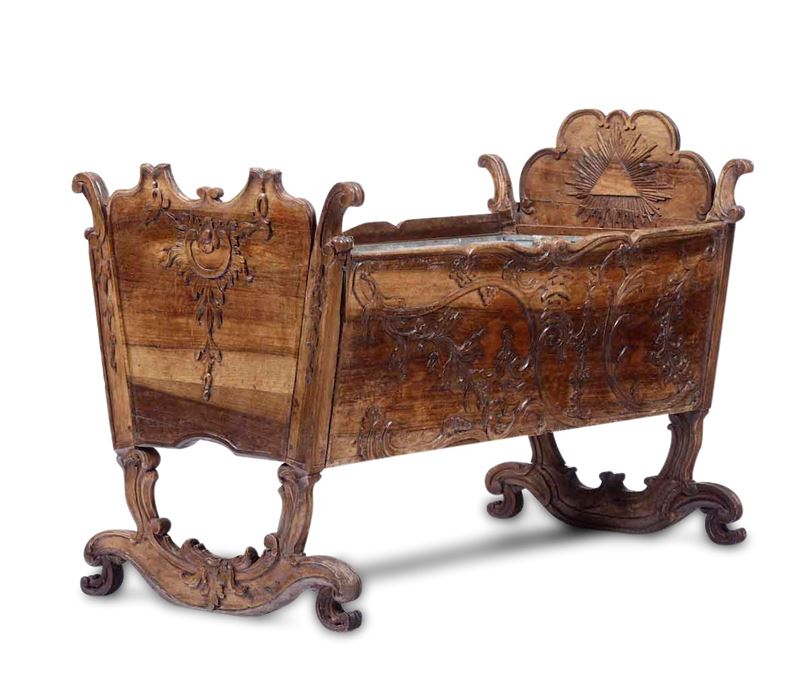 Culla rustica in legno intagliato con cartigli a rilievo  - Auction Dimore italiane | Cambi Time - Cambi Casa d'Aste