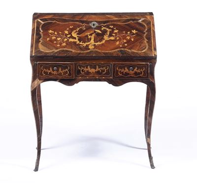 Piccolo Bureau Luigi XV Lastronato in Palissandro e Intarsiato in Legno Chiaro. XVIII Secolo