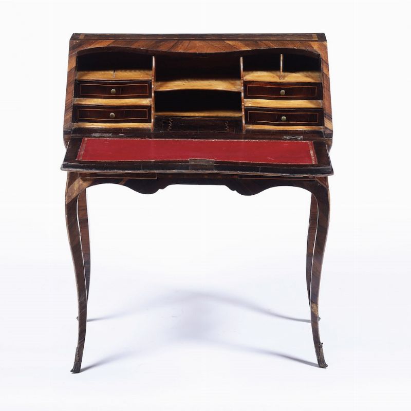 Piccolo Bureau Luigi XV Lastronato in Palissandro e Intarsiato in Legno Chiaro. XVIII Secolo