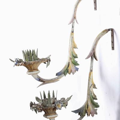 Gruppo di Quattro Bracci Portaluce a Forma di Fiore in Legno e Metallo Policromo
