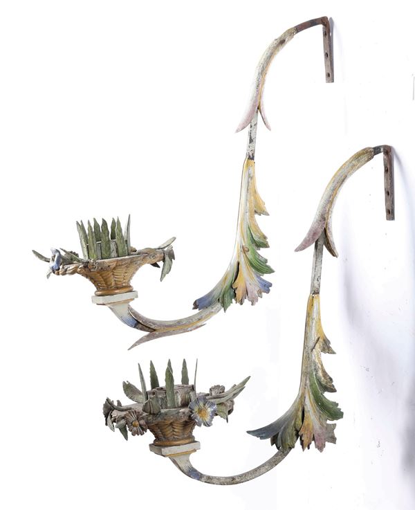Gruppo di quattro bracci portaluce a forma di fiore in legno e metallo policromo