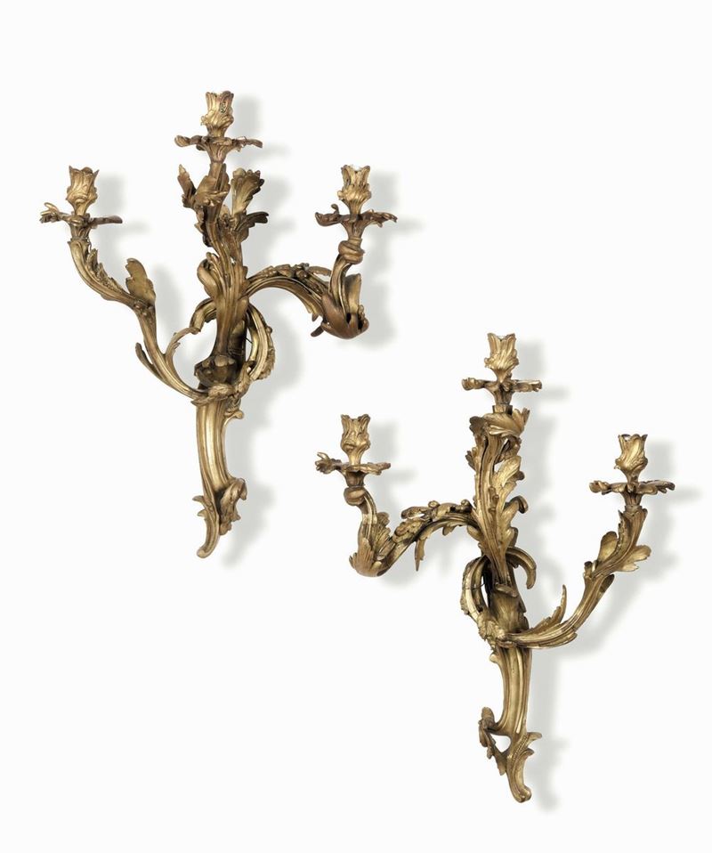 Coppia di appliques francesi a tre luci in bronzo dorato, stile Luigi XV  - Asta Dimore Italiane - Cambi Casa d'Aste