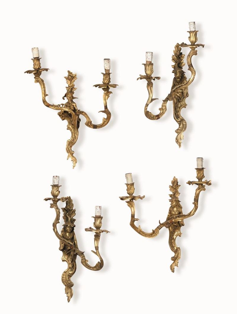 Quattro appliques a due luci in bronzo dorato con personaggi orientali, stile Luigi XV  - Asta Dimore Italiane - Cambi Casa d'Aste