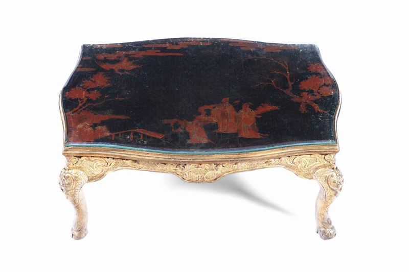 Tavolino in legno dorato con piano laccato nero a chinoiserie  - Auction Dimore italiane | Cambi Time - Cambi Casa d'Aste
