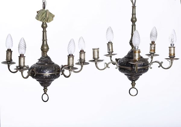Coppia di lampadari in stile settecentesco con coppa centrale in argento