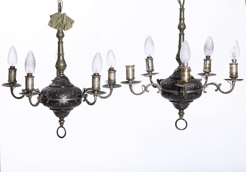 Coppia di lampadari in stile settecentesco con coppa centrale in argento  - Asta Dimore italiane | Cambi Time - Cambi Casa d'Aste