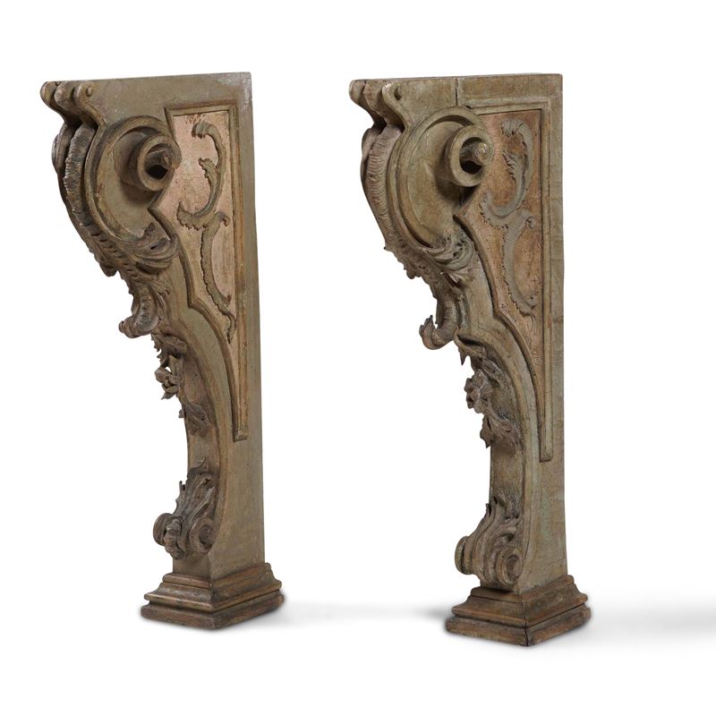 Coppia di sostegni in legno intagliato e scolpito in stile barocco  - Asta Dimore italiane | Cambi Time - Cambi Casa d'Aste