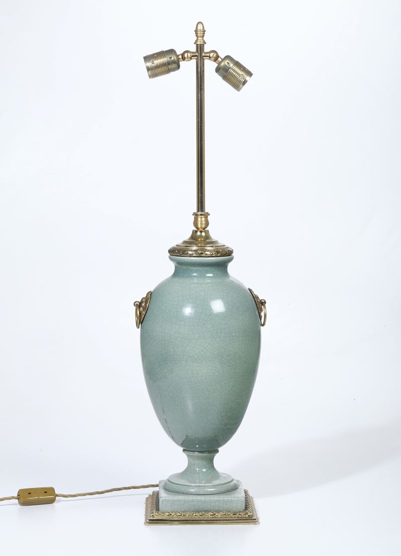 Vaso in porcellana e bronzo dorato, montato a lampada, XX secolo  - Asta Antiquariato Luglio - Cambi Casa d'Aste