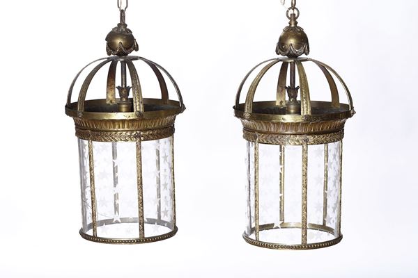 Coppia di lanterne in ottone, paralume in vetro decorato a stelle. XIX-XX secolo
