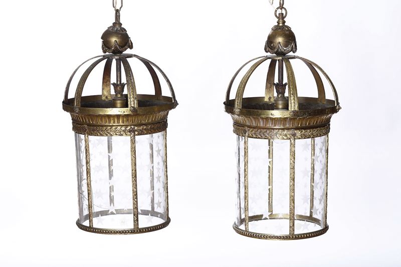 Coppia di lanterne in ottone, paralume in vetro decorato a stelle. XIX-XX secolo  - Asta Antiquariato Luglio - Cambi Casa d'Aste
