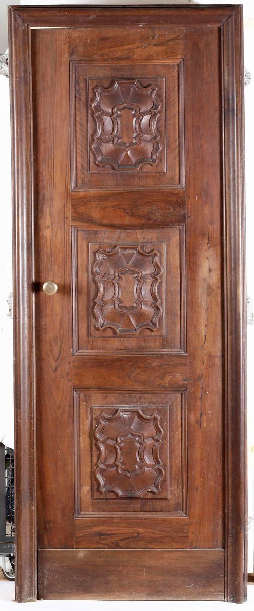 Coppia di ante di porte, una faccia in legno decorato a riserve sagomate, l’altra in legno laccato. Piemonte