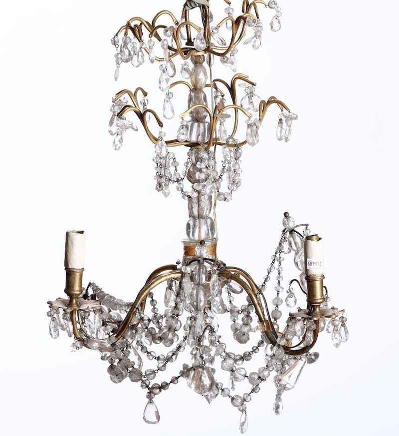 Piccolo lampadario in metallo dorato e pendenti a gocce  - Auction Dimore italiane | Cambi Time - Cambi Casa d'Aste