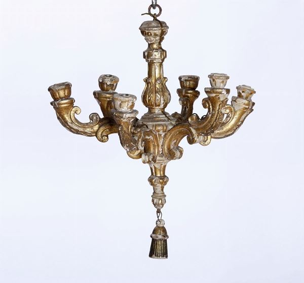 Piccolo lampadario in legno intagliato e dorato. XVIII secolo