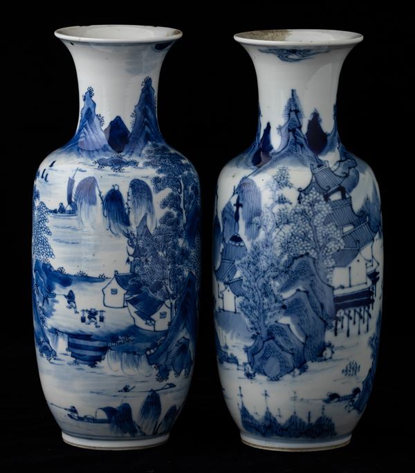 Coppia di vasi in porcellana bianca e blu raffiguranti paesaggi, Cina, Dinastia Qing, XIX secolo