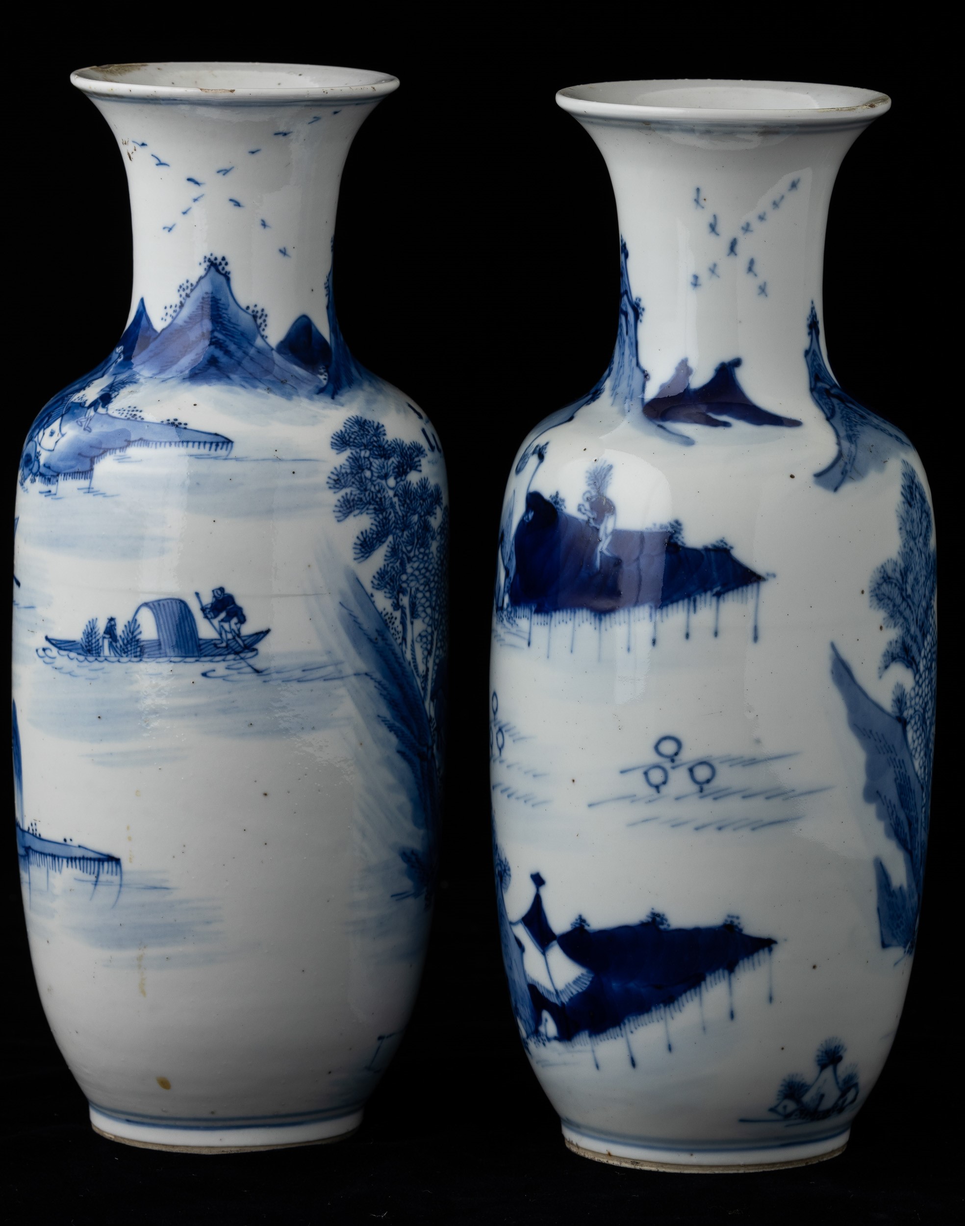 Coppia di Vasi in Porcellana Bianca e Blu Raffiguranti Paesaggi, Cina, Dinastia Qing, XIX Secolo