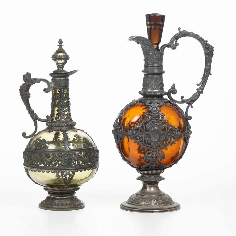 Due brocche in metallo argentato e vetro colorato. XIX secolo  - Asta Argenti -  [..]