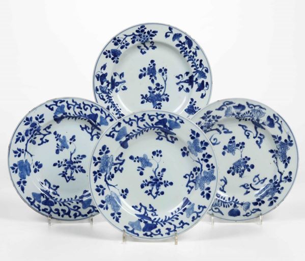 Quattro piatti in porcellana bianca e blu con decori floreali, Cina, Dinastia Qing, epoca Qianlong (1736-1796)