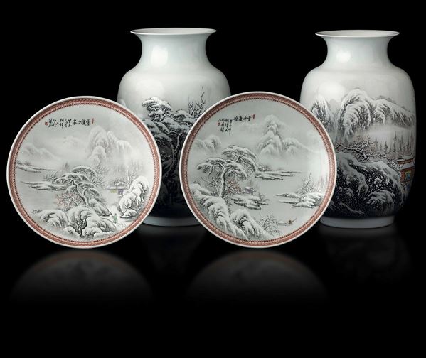 Lotto composto da una coppia di piatti e una coppia di vasi in porcellana con paesaggi invernali e iscrizioni, Cina, Repubblica, XX secolo