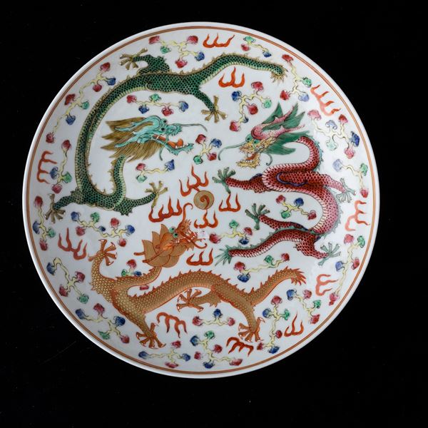 Piatto in porcellana con decoro a tre draghi, Cina, XX secolo