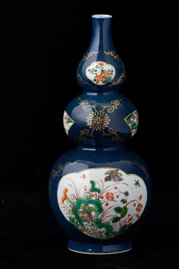 Vaso a tripla zucca in porcellana con soggetti naturalistici entro riserve e decori lumeggiati in color oro su fondo blu poudrè, Cina, Dinastia Qing, XIX secolo