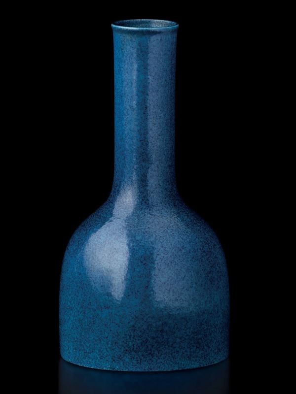 Vaso a bottiglia in porcellana Robin's Egg sui toni del viola e dell'azzurro, Cina, Dinastia Qing, XIX secolo