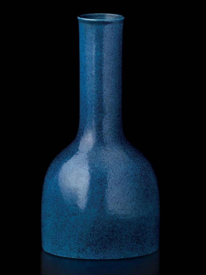 Vaso a bottiglia in porcellana Robin's Egg sui toni del viola e dell'azzurro, Cina, Dinastia Qing, XIX secolo  - Asta Fine Chinese Works of Art - Cambi Casa d'Aste